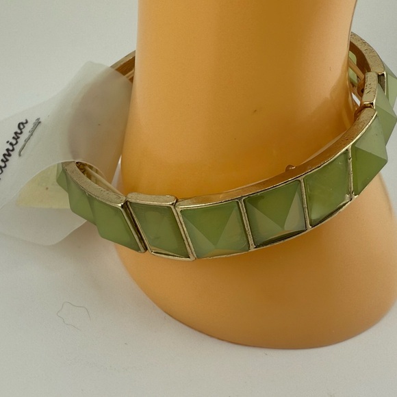 NWT Green Faceted Stone Stretch Bracelet in Gold-Tone Setting - Picture 5 of 9